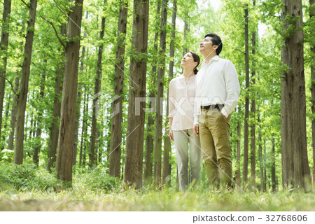 Middle couple 32768606