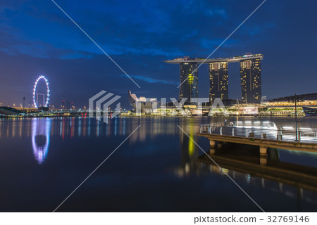 landscape of marina bay in Singapore at night 32769146