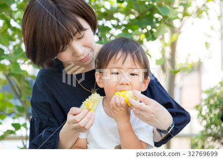 Parent and child playing in the park 32769699