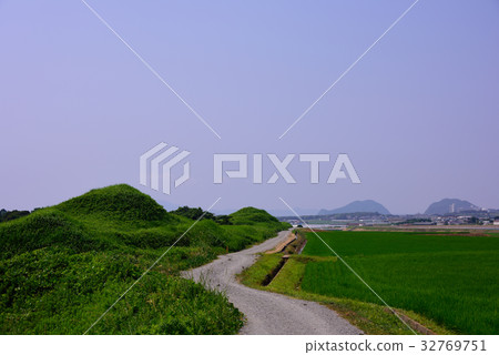 Landscape with an old tumulus Landscape with an old tumulus 32769751