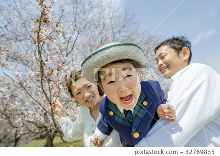 父母和孩子們在櫻花盛開的公園裡玩耍 父母和孩子們在櫻花盛開的公園裡玩耍 32769835
