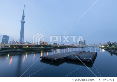 Taisen of the fireworks display floating in the Sumida River before dawn and Tokyo Sky Tree _a Taisen of the fireworks display floating in the Sumida River before dawn and Tokyo Sky Tree _a 32769894