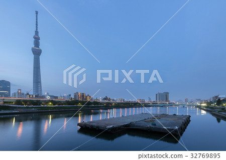 Taisen of the fireworks display floating in the Sumida River before dawn and Tokyo Sky Tree _b Taisen of the fireworks display floating in the Sumida River before dawn and Tokyo Sky Tree _b 32769895