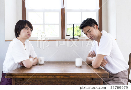 一對夫婦穿著放鬆的服裝 一對夫婦穿著放鬆的服裝 32769979