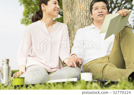 Middle Couples Park 32770124