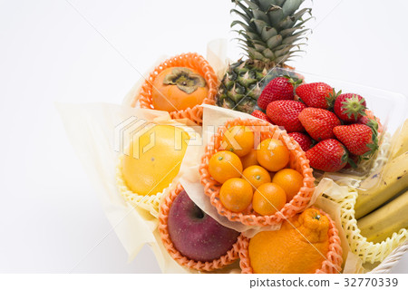 Fruit platter 32770339