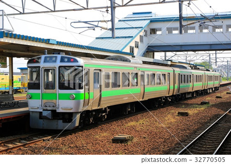 721 train F-3017 formation to stop at Ebetsu Station 721 train F-3017 formation to stop at Ebetsu Station 32770505