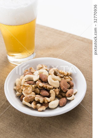 混合堅果和啤酒 32770936