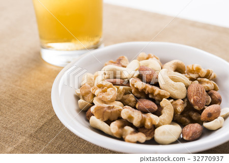 混合堅果和啤酒 32770937