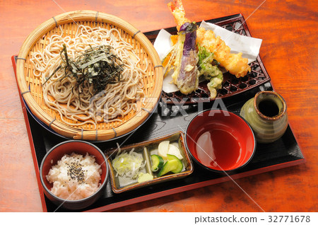 Tempura soba noodles 32771678