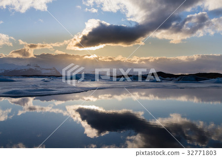 Sunlight behind white cloud over Jakulsarlon  32771803