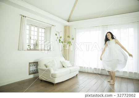 活著的女士 32772002