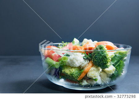 healthy foods are on the table 32773298