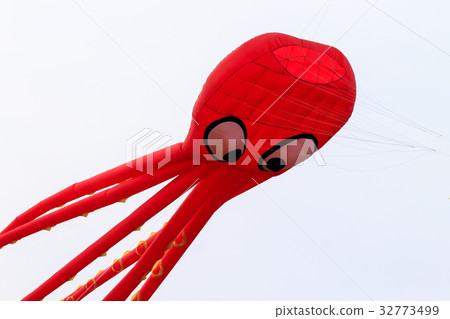 Red kite that is flying 32773499