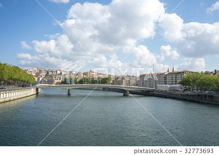 里昂的索恩河和橋 里昂的索恩河和橋 32773693