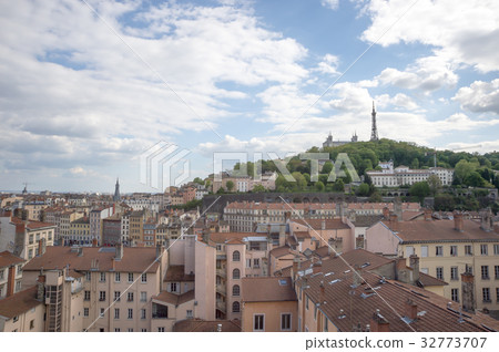 里昂的街景和Frvières山 32773707