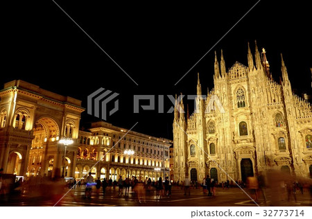 米蘭大教堂和加拉里亞夜景 32773714