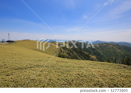 A view from the top of Kenzan Peak in Tokushima Prefecture 32773805
