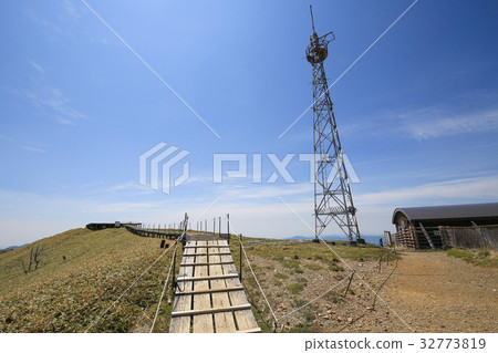 A view of the summit of the top of Mt. Kenzan in Tokushima prefecture A view of the summit of the top of Mt. Kenzan in Tokushima prefecture 32773819