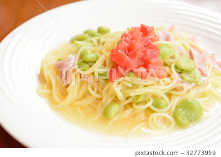 Delicious beans and ham pasta 32773959