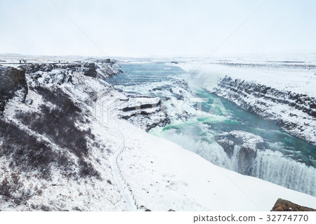 Gullfoss, Golden Waterfall in winter Gullfoss, Golden Waterfall in winter 32774770