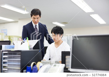 Boss who encourages employees 32774864