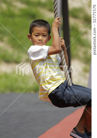 Primary school student (second grader) playing with tarzan rope 32775576