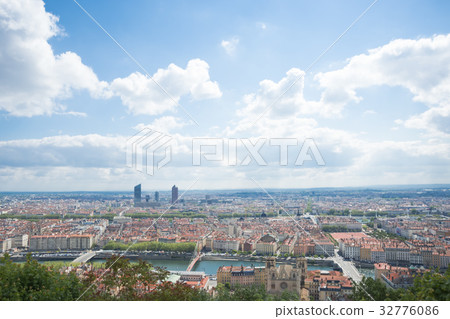 Overlooking the city of Lyon from the hill of Furbieres 32776086