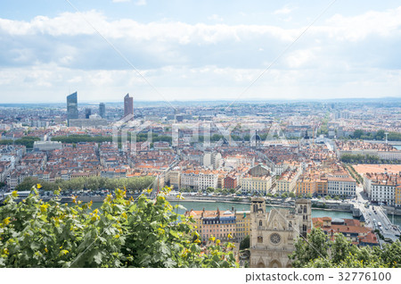 Overlooking the city of Lyon from the hill of Furbieres 32776100