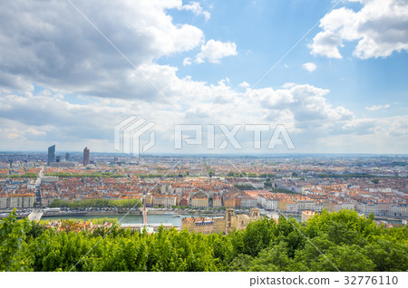 Overlooking the city of Lyon from the hill of Furbieres 32776110