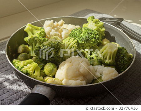 View of the pan with fresh defrosted vegetables View of the pan with fresh defrosted vegetables 32776410