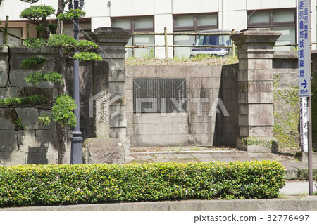 Private school trace 32776497