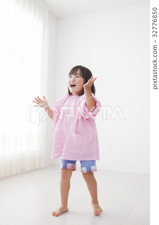 person, younger, girl 32776850