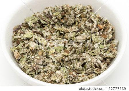 Coltsfoot: Coltsfoot leaves Coltsfoot: Coltsfoot leaves 32777389