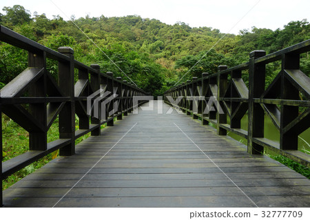 台灣新北市金龍湖湖岸木棧道 32777709