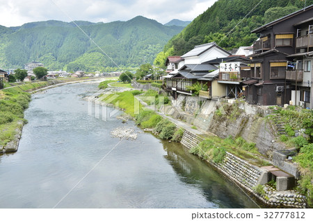 [Gifu Prefecture] Cityscape of Gujo Hachiman and Yoshida River 32777812