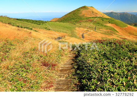 Mountain trails of the Tanigawa mountain range and the Asahidake ridge line Mountain trails of the Tanigawa mountain range and the Asahidake ridge line 32778292