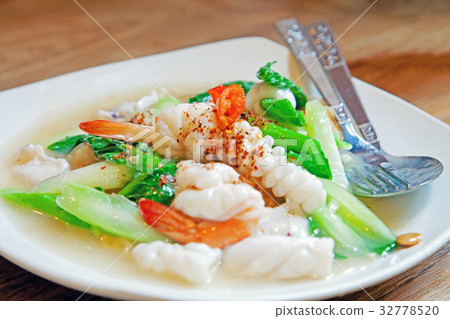 Thai food, Noodles in Thick Gravy with Seafood Thai food, Noodles in Thick Gravy with Seafood 32778520