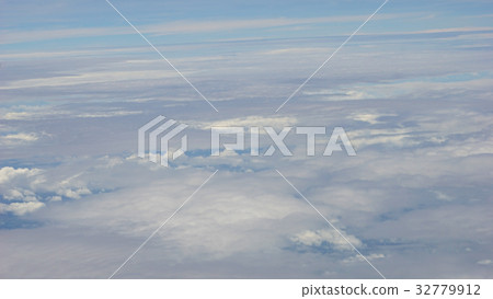 The sky above the clouds 32779912