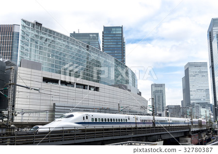 Near the Yurakucho station on the Tokaido Shinkansen line 32780387