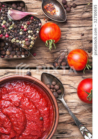 Tomato ketchup sauce 32780695