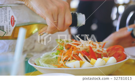 Close up of woman pouring sunflower oil into glass 32781013