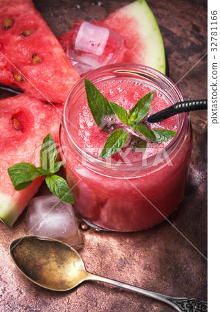 Smoothies with watermelon 32781166