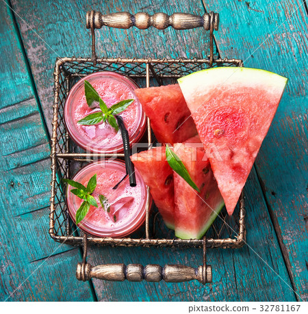 Smoothies with watermelon 32781167
