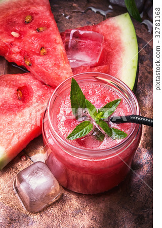 Smoothies with watermelon 32781168