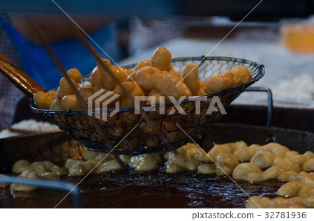 Fry deep-fried doughstick in hot vegetable oil and 32781936
