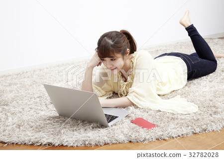20的女人,電腦,躺在房間裡 20的女人,電腦,躺在房間裡 32782028