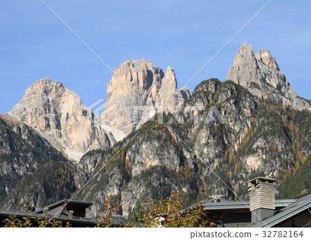 alpine peaks at Dolomites, Italy alpine peaks at Dolomites, Italy 32782164