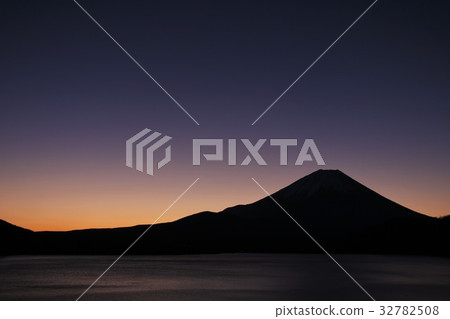 Mt. Fuji before dawn Mt. Fuji before dawn 32782508