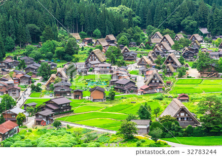 日本Shirakawago的原始的風景 32783244